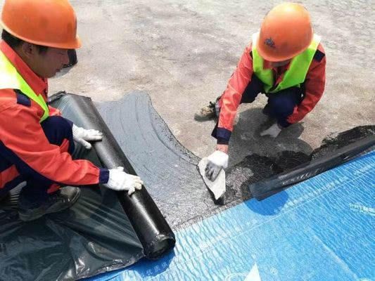 Membrana impermeabile adesiva a film a strato trasversale per la costruzione di tetti e tunnel ferroviari