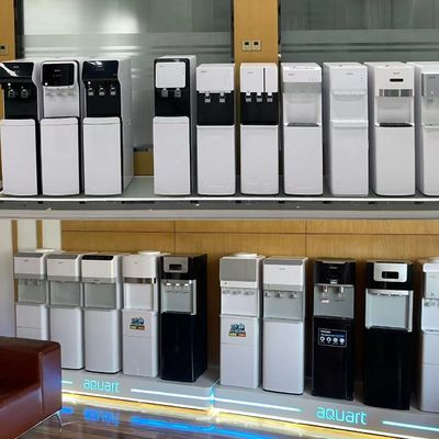 Dispensatore d'acqua calda e fredda per condotte con installazione di stand e raffreddamento del compressore